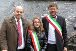 prof. Andrea Bomprezzi, aktualni župan Občine Arcevia, Jože Levstek župan Občine Ribnica in predsednica otroškega parlamenta Občine Arcevia